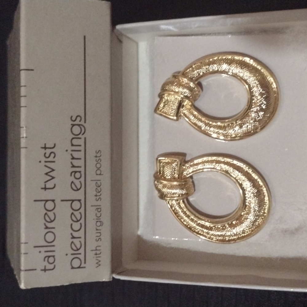Vintage 1989 new in box earrings with surgical steel post gold toned light weigh